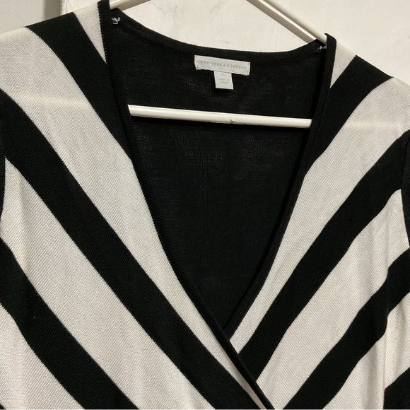 New York and company sweater black and white : Box R: - Picture 2 of 9